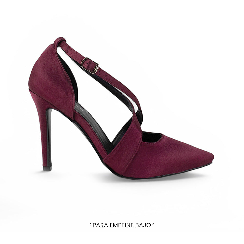 Vista lateral de zapatilla vino tipo stiletto para mujer con punta cerrada fina tiras cruzadas y tacón delgado de 10cm