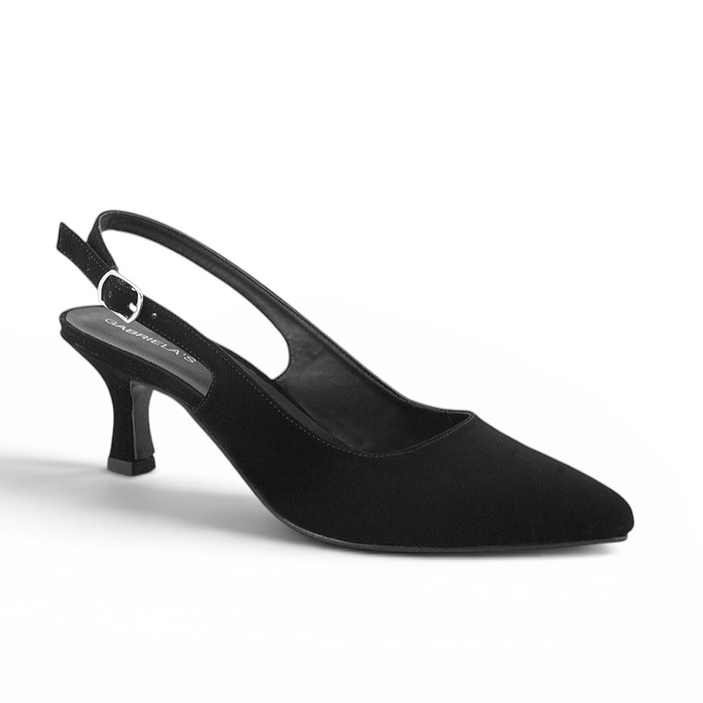 Vista diagonal de zapatilla negra clásica para mujer con tacón medio de 7cm punta fina cerrada y talón descubierto