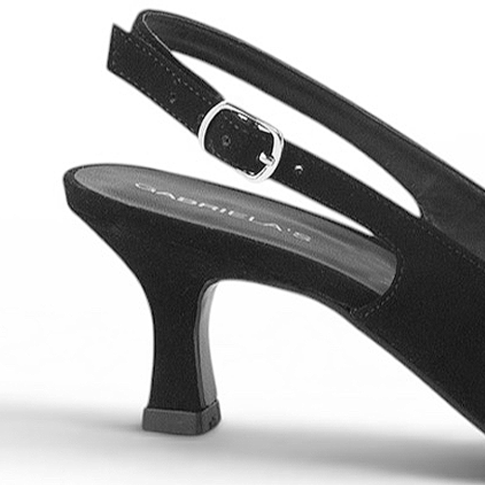 Vista trasera del tacón medio de 7cm en zapatilla negra para mujer con talón descubierto pulsera ajustable punta fina cerrada clásica tipo stiletto