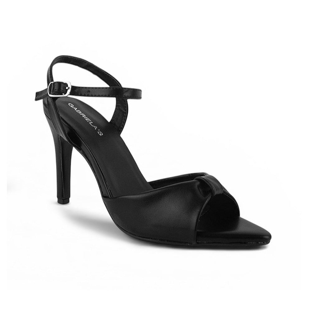 Vista diagonal de zapatillas negras para mujer con pulsera ajustable al tobillo punta fina abierta y tacón delgado de 10cm