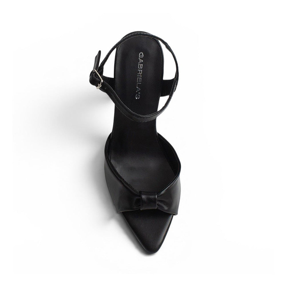 Vista superior de zapatilla negra de diseño descubierto para mujer con punta fina abierta y pulsera ajustable al tobillo