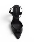 Vista superior de zapatilla negra de diseño descubierto para mujer con punta fina abierta y pulsera ajustable al tobillo