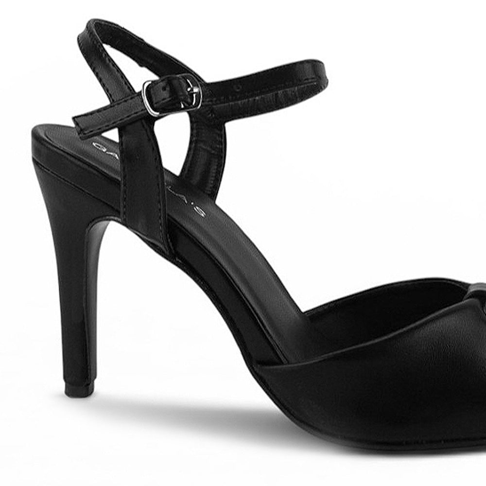 Vista trasera de tacón delgado medio de 10cm en zapatilla negra para mujer con pulsera ajustable 