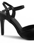 Vista trasera de tacón delgado medio de 10cm en zapatilla negra para mujer con pulsera ajustable 
