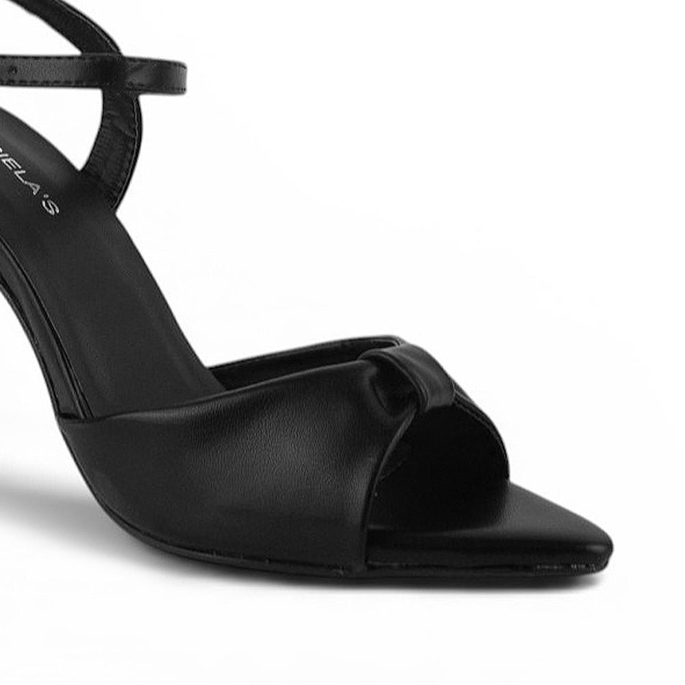 Vista a detalle de punta fina abierta en zapatilla negra para mujer con pulsera ajustable y tacón delgado medio de 10cm de diseño descubierto