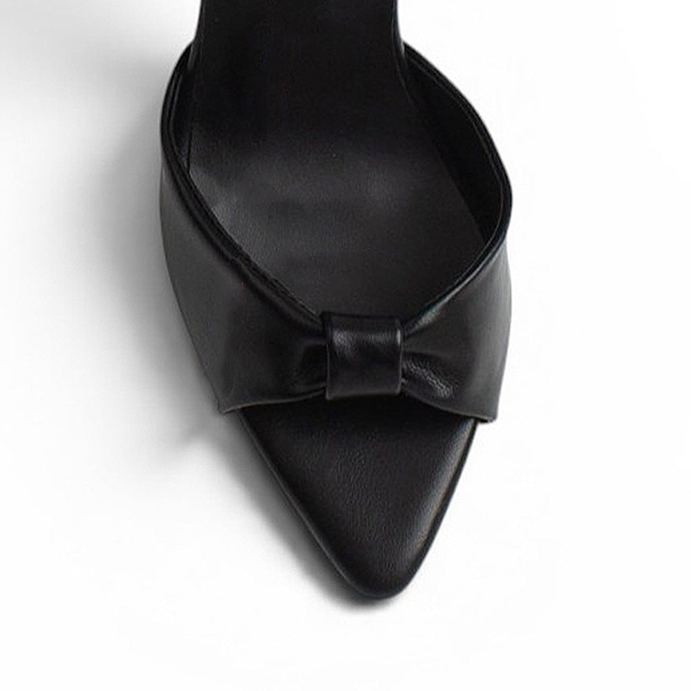 Vista de material sintético en zapatilla negra para mujer con punta fina abierta pulsera ajustable y tacón medio de 10cm 