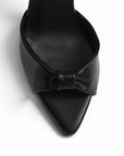 Vista de material sintético en zapatilla negra para mujer con punta fina abierta pulsera ajustable y tacón medio de 10cm 