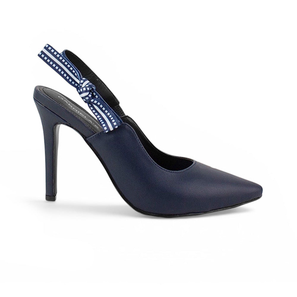 Vista lateral de zapatilla azul destalonada para mujer tipo stiletto con nudo lateral y tacón alto delgado de 11cm