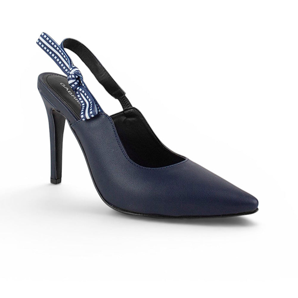 Vista diagonal de zapatilla azul destalonada para mujer con nudo lateral y tacón alto delgado de 11cm tipo stiletto