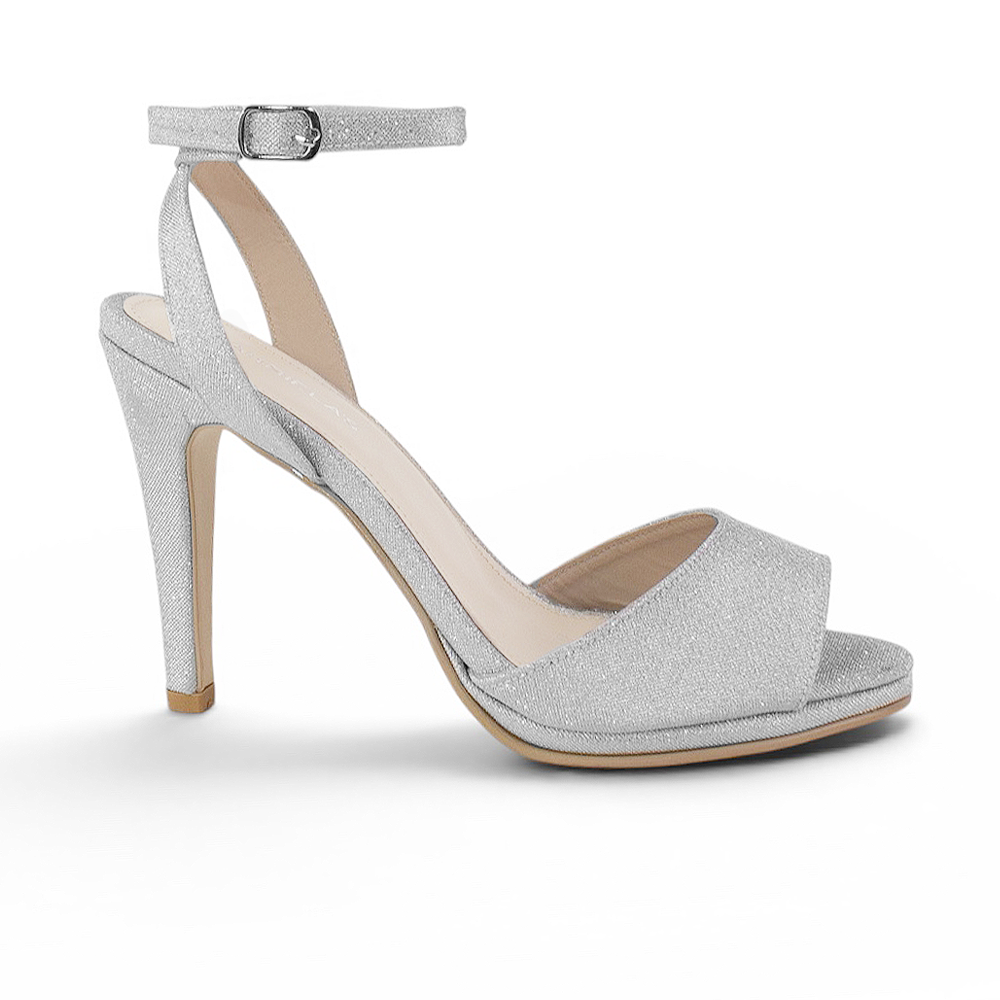 Vista lateral de zapatilla plateada de plataforma punta abierta y pulsera ajustable para dama con su tacón alto 11 cm 