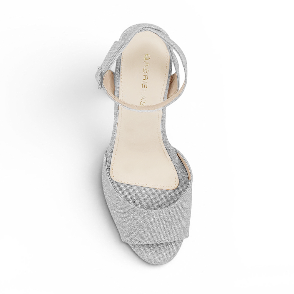 Vista superior de zapatilla plateada para dama con punta abierta pulsera ajustable y tacón alto 11cm 