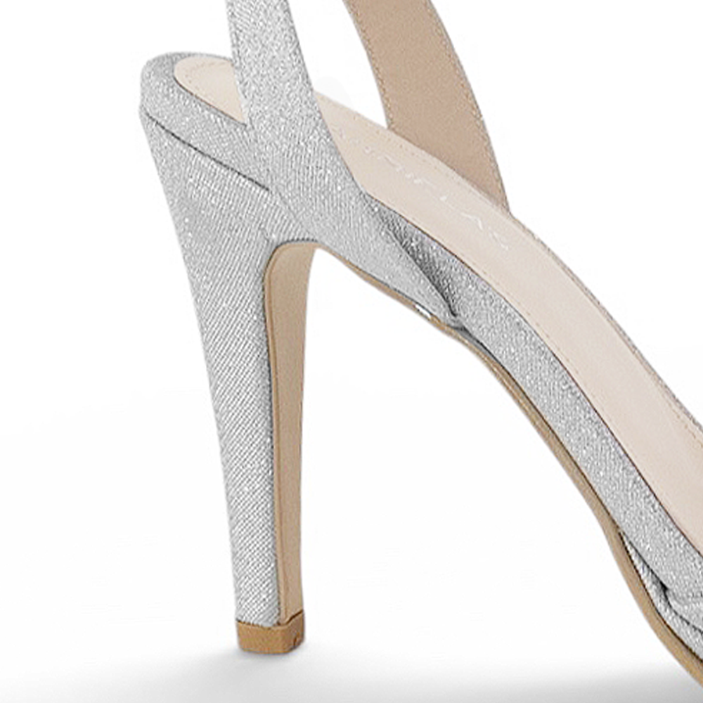 Vista trasera del tacón alto 11 cm en zapatilla plateada con pulsera ajustable y plataforma para dama 