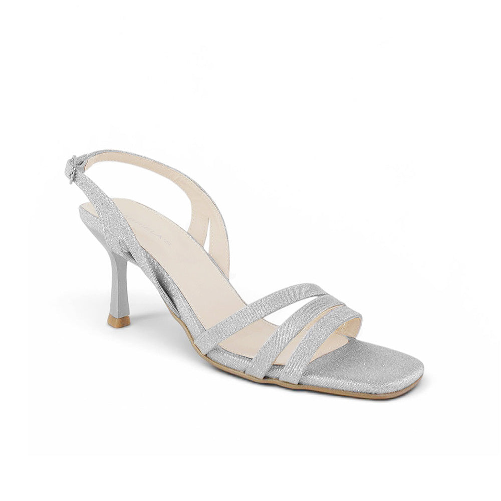 Vista diagonal de zapatilla plateada con punta abierta destalonada y tacón medio 8cm para dama 