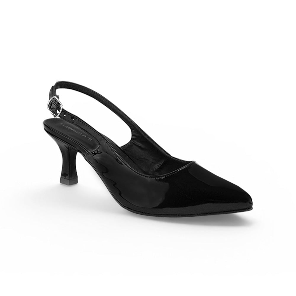Vista diagonal de zapatilla negra clásica para mujer con tacón medio de 7cm punta fina cerrada y talón descubierto