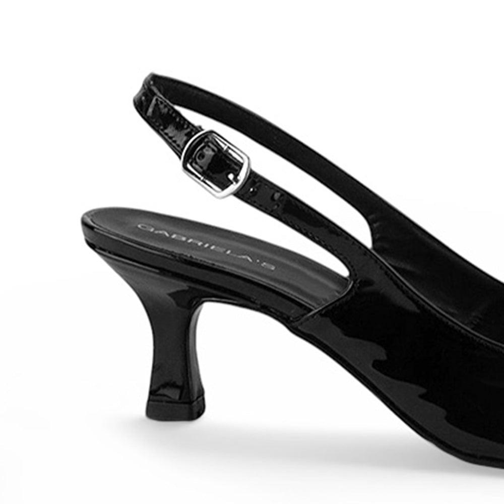 Vista trasera del tacón medio de 7cm en zapatilla negra para mujer con talón descubierto pulsera ajustable punta fina cerrada clásica tipo stiletto