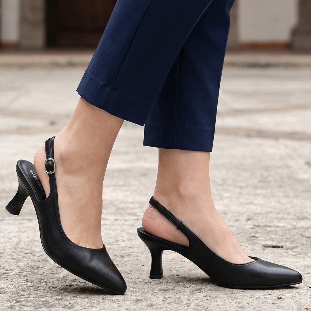 Zapatillas negras tipo stiletto clásicas con talón descubierto y tacón medio de 7cm