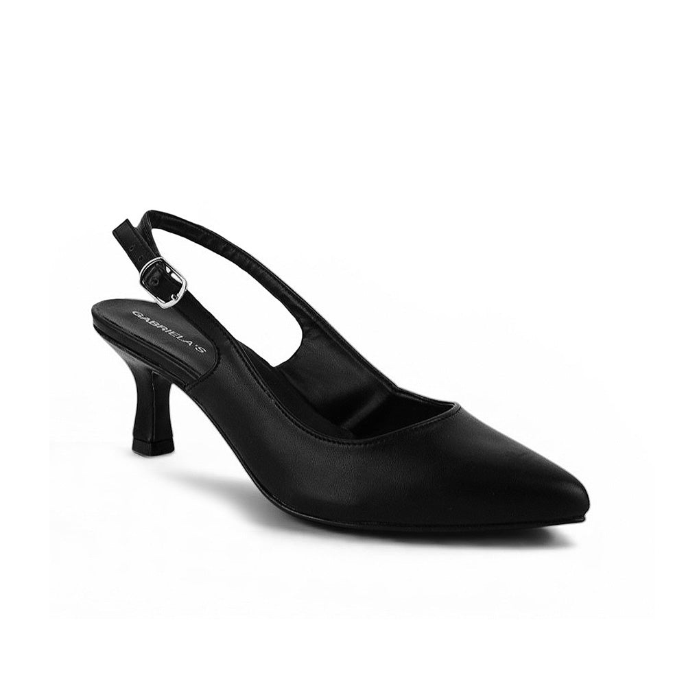 Vista diagonal de zapatilla negra clásica para mujer con tacón medio de 7cm punta fina cerrada y talón descubierto