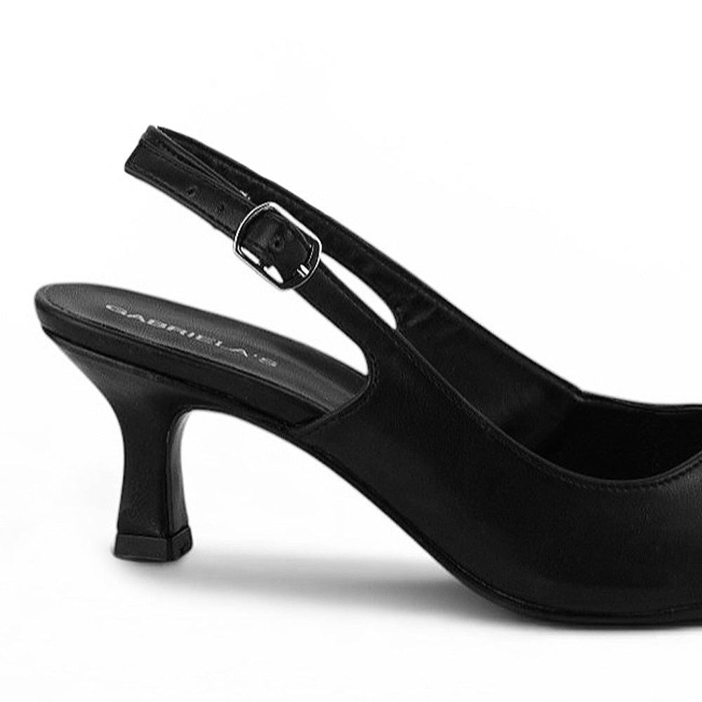 Vista trasera del tacón medio de 7cm en zapatilla negra para mujer con talón descubierto pulsera ajustable punta fina cerrada clásica tipo stiletto