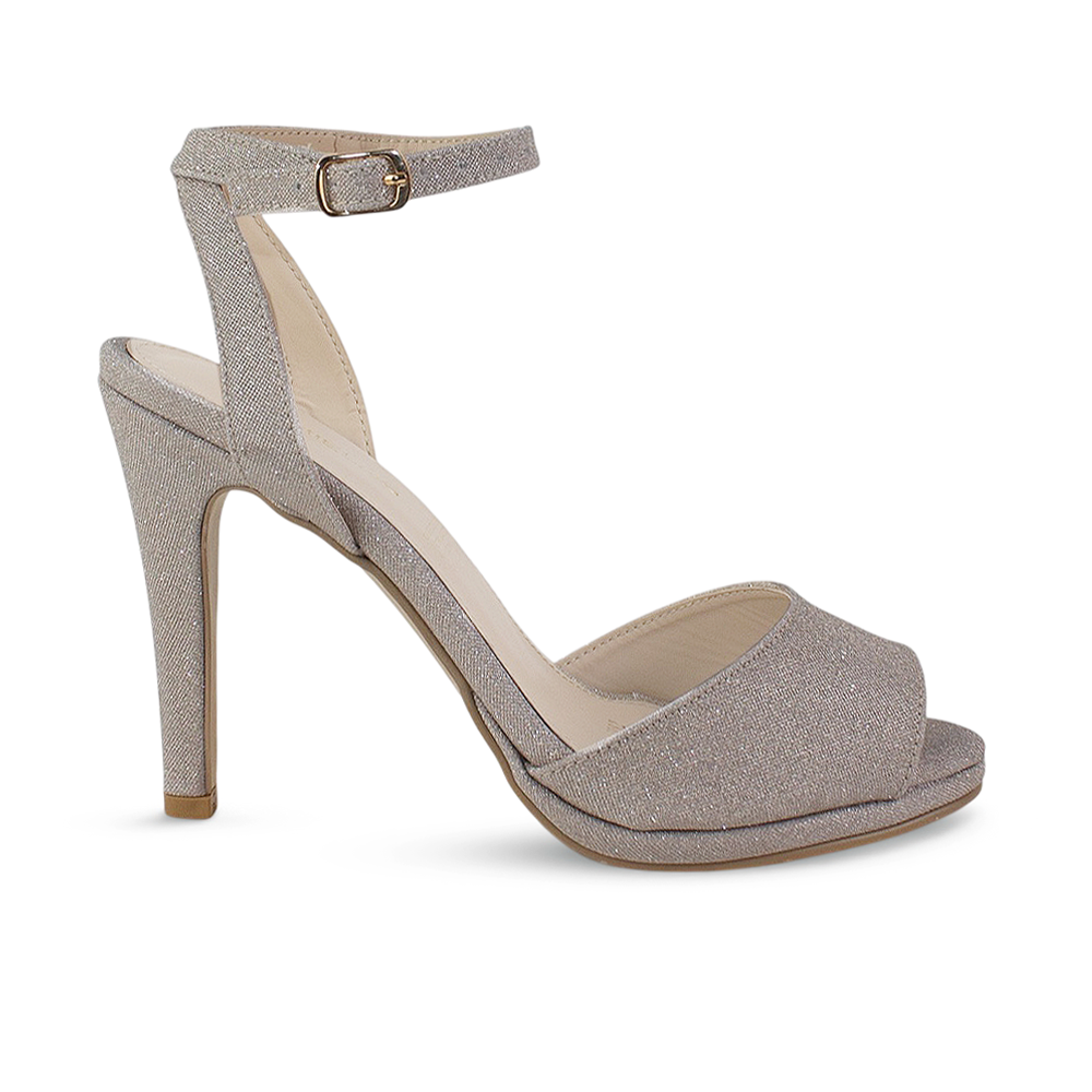 Vista lateral de zapatilla plateada de plataforma punta abierta y pulsera ajustable para dama con su tacón alto 11 cm 