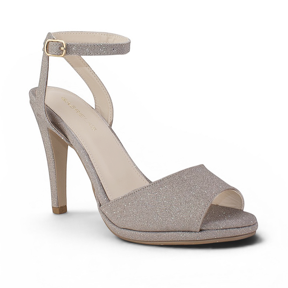Vista diagonal de zapatilla plateada con punta abierta pulsera ajustable y plataforma para dama tacón alto 11cm 