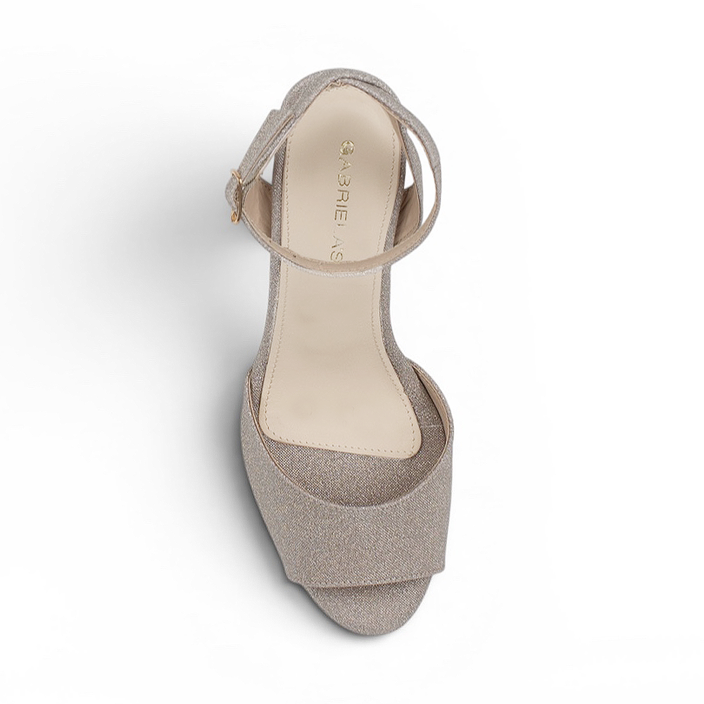 Vista superior de zapatilla plateada para dama con punta abierta pulsera ajustable y tacón alto 11cm 