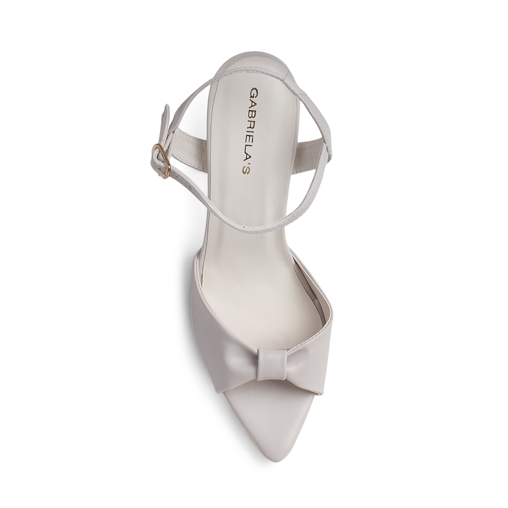 Vista superior de zapatilla beige de diseño descubierto para mujer con punta fina abierta y pulsera ajustable al tobillo