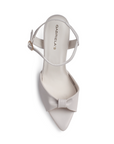 Vista superior de zapatilla beige de diseño descubierto para mujer con punta fina abierta y pulsera ajustable al tobillo