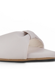 Vista a detalle de punta fina abierta en zapatilla beige para mujer con pulsera ajustable y tacón delgado medio de 10cm de diseño descubierto