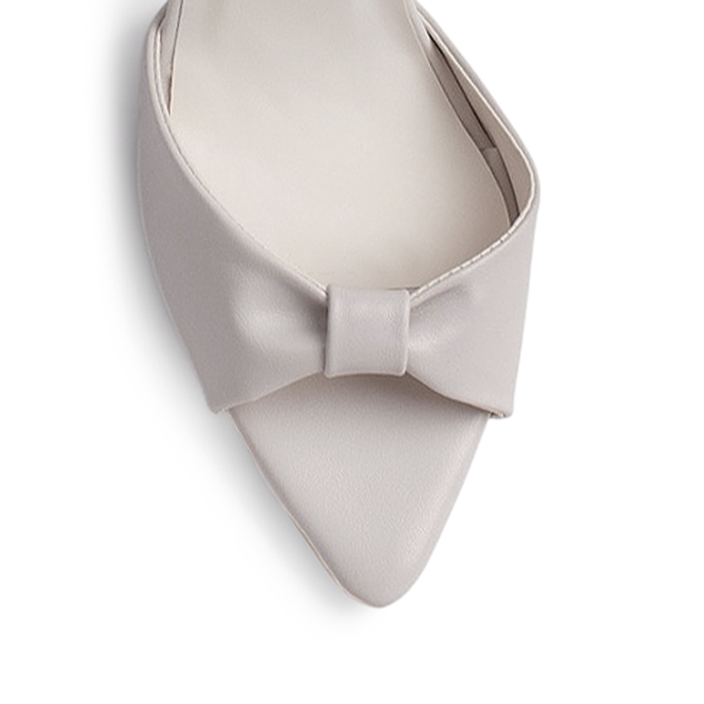 Vista de material sintético en zapatilla beige para mujer con punta fina abierta pulsera ajustable y tacón medio de 10cm 