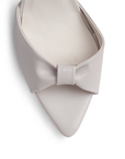 Vista de material sintético en zapatilla beige para mujer con punta fina abierta pulsera ajustable y tacón medio de 10cm 
