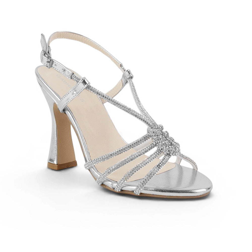 Vista diagonal de zapatilla plateada de diseño descubierto para mujer con tiras de pedrería y tacón alto de 11 cm