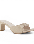 vista diagonal de zapatillas beige para dama con punta descubierta y tacón 