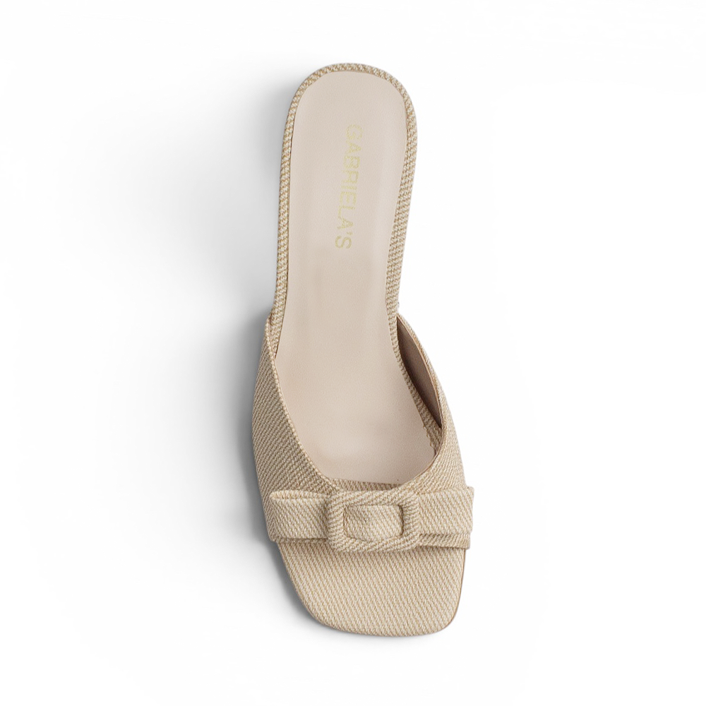 vista superior de zapatillas beige de tacón con punta descubierta y moño 