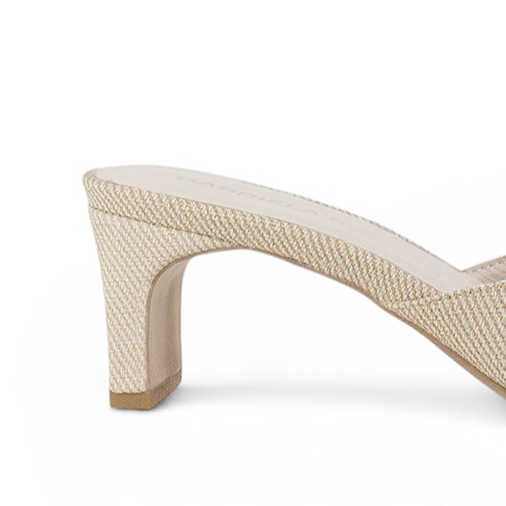 vista trasera de zapatillas para dama color beige con tacón medio 6m 
