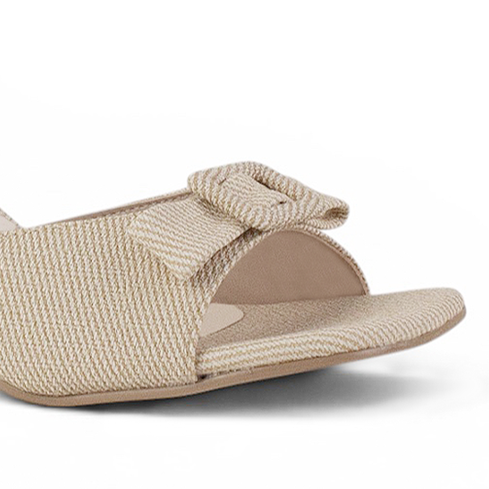 detalle del material sintético en zapatillas beige de dama 