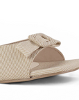 detalle del material sintético en zapatillas beige de dama 