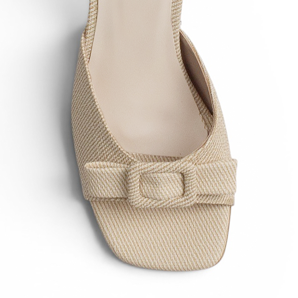 vista del detalle de punta descubierta con moño en zapatillas para dama color beige   