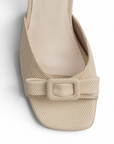 vista del detalle de punta descubierta con moño en zapatillas para dama color beige   