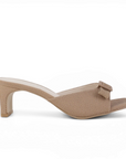 vista lateral de zapatillas cafés para dama y tacón medio 6cm para dama