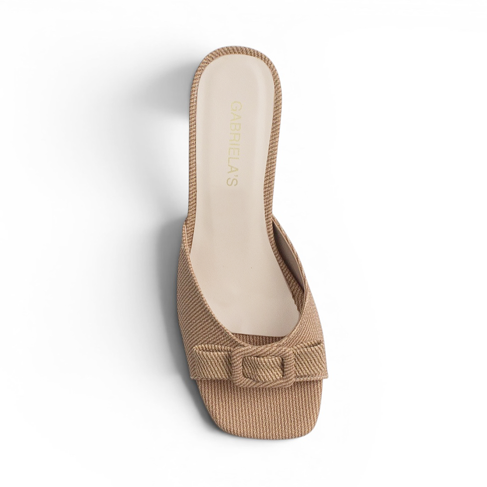 vista superior de zapatillas cafés de tacón con punta descubierta y moño 