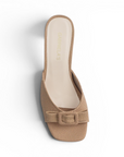 vista superior de zapatillas cafés de tacón con punta descubierta y moño 