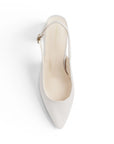 vista superior de zapatillas stiletto para dama beige con talón descubierto 