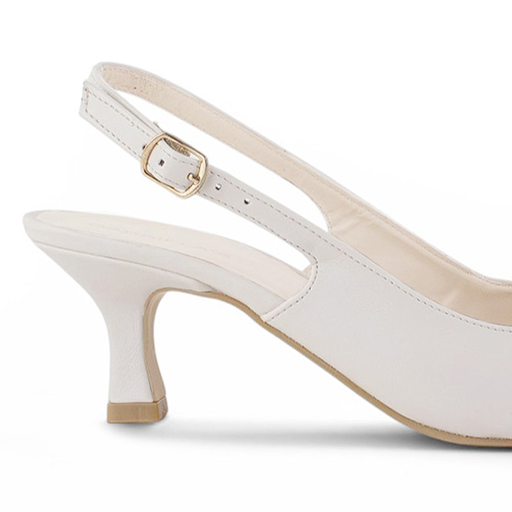 vista trasera del tacón medio 7cm en zapatillas beige para dama 