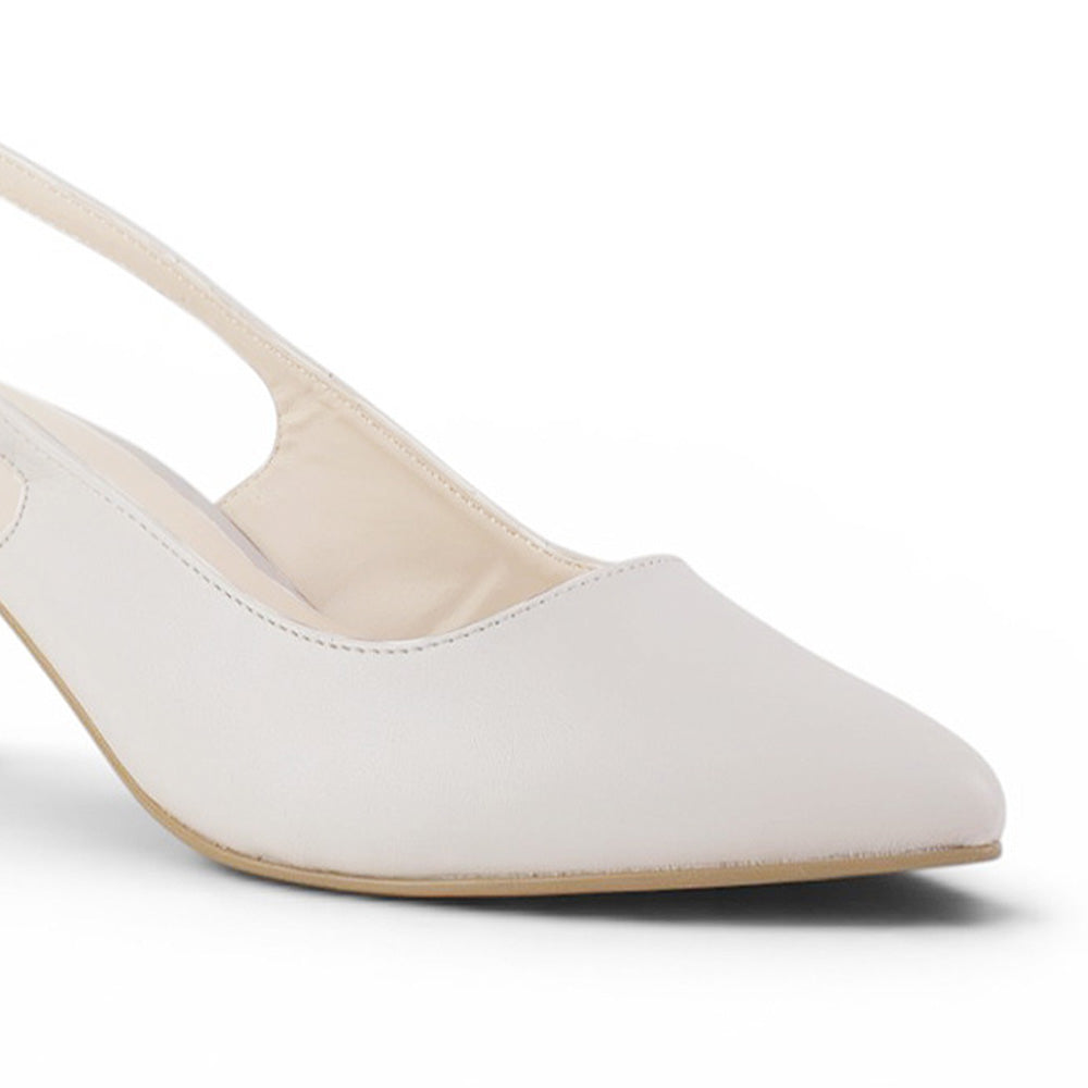 detalle del material sintético en zapatillas beige con tacón 7cm para dama