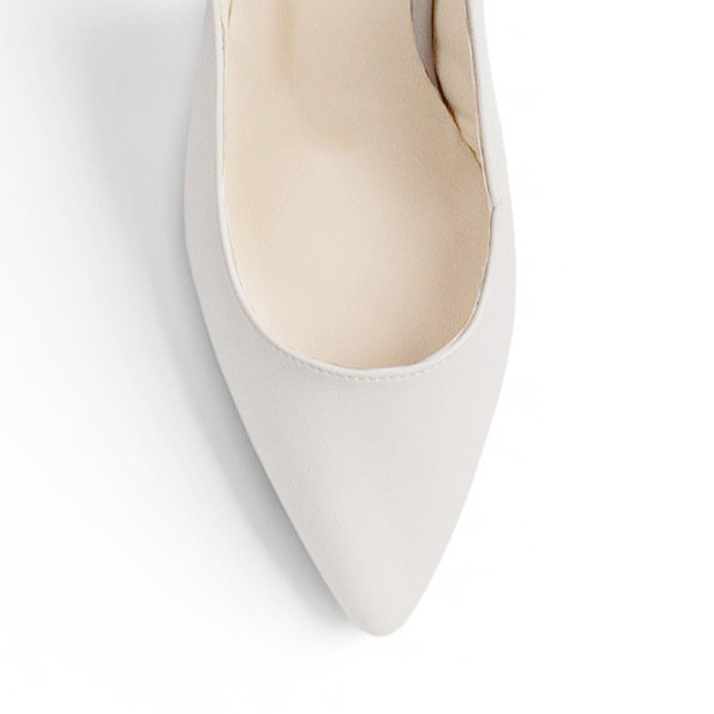 vista del detalle en punta de las zapatillas stiletto color beige con tacón 7cm para dama