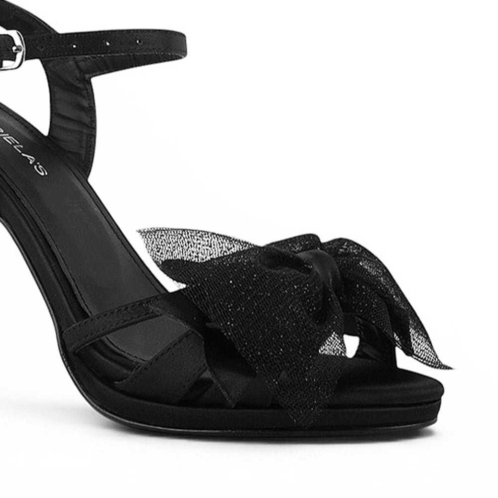 detalle del material satín en zapatillas negras de fiesta para dama 