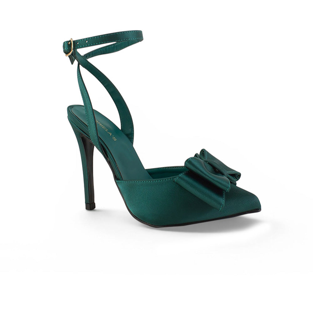 vista diagonal en zapatillas para dama verdes con pulsera el tobillo y moño para dama con tacón medio 10cm