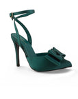 vista diagonal en zapatillas para dama verdes con pulsera el tobillo y moño para dama con tacón medio 10cm