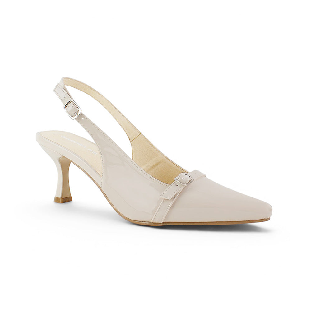 vista diagonal de zapatillas beige para dama de charol con talón descubierto y tacón medio 7cm 