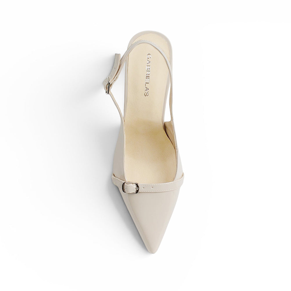 vista superior de zapatillas beige con terminación en punta de charol para dama 